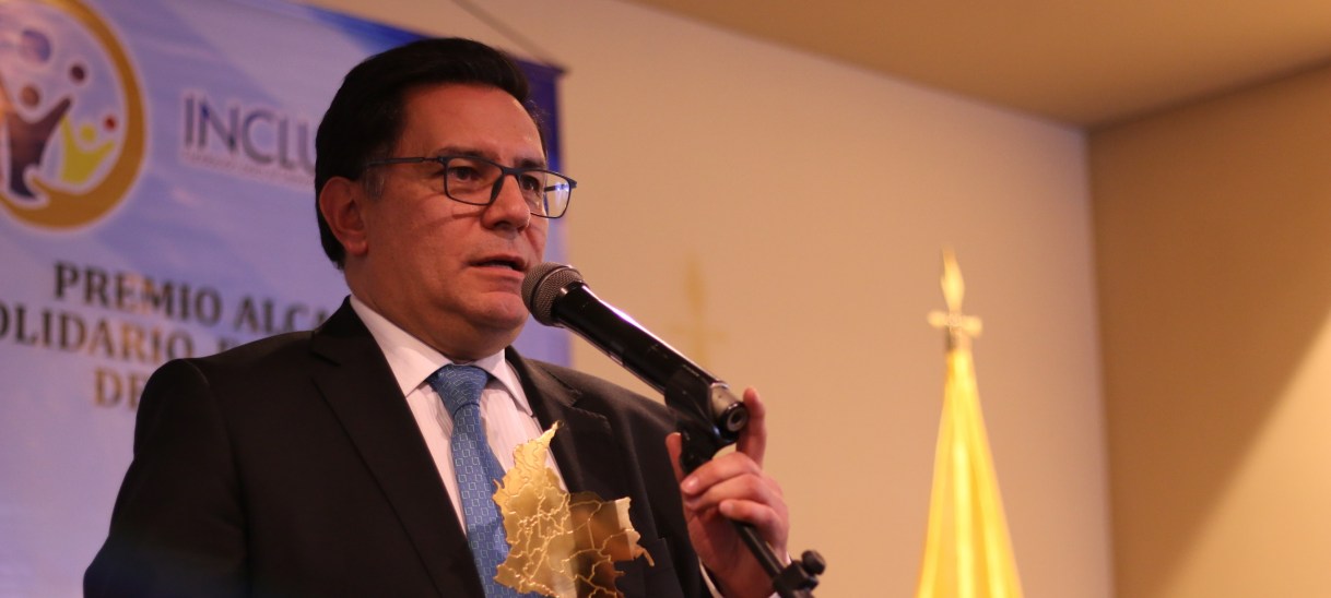 Guillermo Eduardo Aldana Dimas recibe el premio «Alcalde Solidario e Incluyente de Colombia 2022»