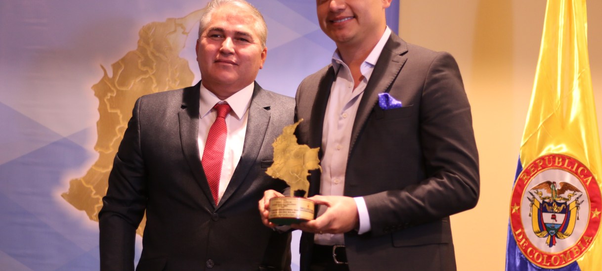 Carlos Iván Díaz Solano recibe el premio «Alcalde Solidario e Incluyente de Colombia 2022»
