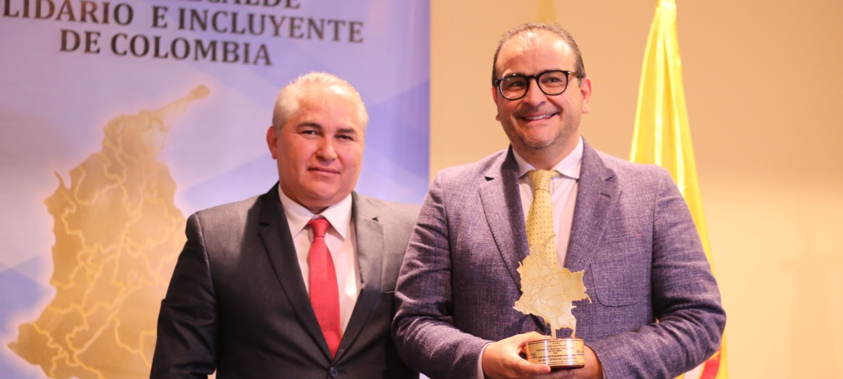 Silvano Serrano Guerrero recibe el premio «Gobernador Solidario e Incluyente de Colombia 2022»