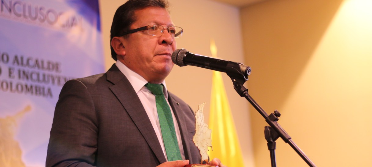 Luis Alberto Aponte Gómez recibe el premio «Alcalde Solidario e Incluyente de Colombia 2022»