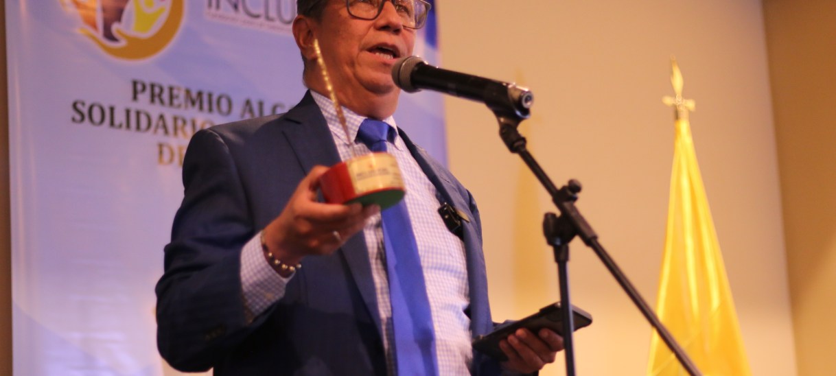 César Germán Roa Trujillo recibe el premio «Alcalde Solidario e Incluyente de Colombia 2022»