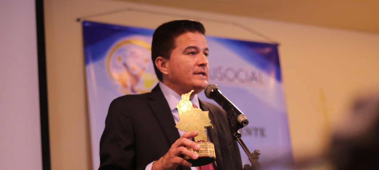 Rodolfo Ucròs Rosales recibe el premio «Alcalde Solidario e Incluyente de Colombia 2022»