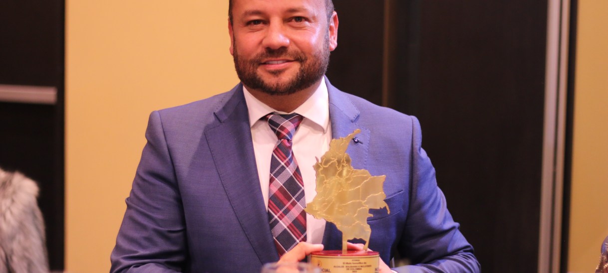 Wilson Leonar García Fajardo recibe el premio «Alcalde Solidario e Incluyente de Colombia 2022»