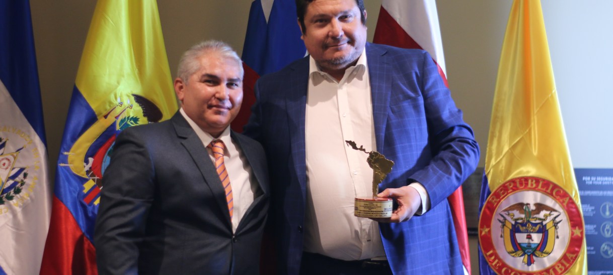 Gonzalo Eugenio Montoya Riquelme recibe el premio «Alcalde Solidario e Incluyente de Latinoamérica 2022»