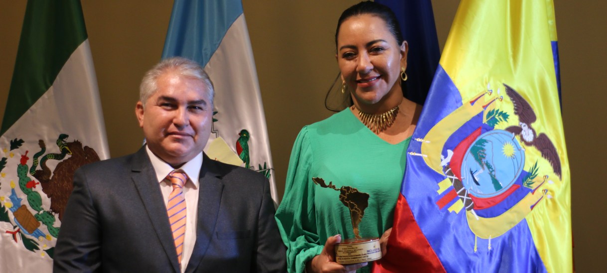 María Roberta Zambrano Ortiz recibe el premio «Prefecta Solidaria e Incluyente de Latinoamérica 2022»