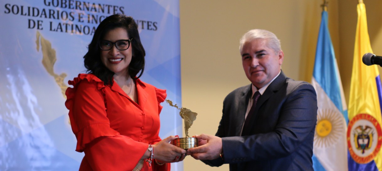 Mirna Citlalli Amaya de Luna recibe el premio «Presidenta Municipal Solidaria e Incluyente de Latinoamérica 2023»