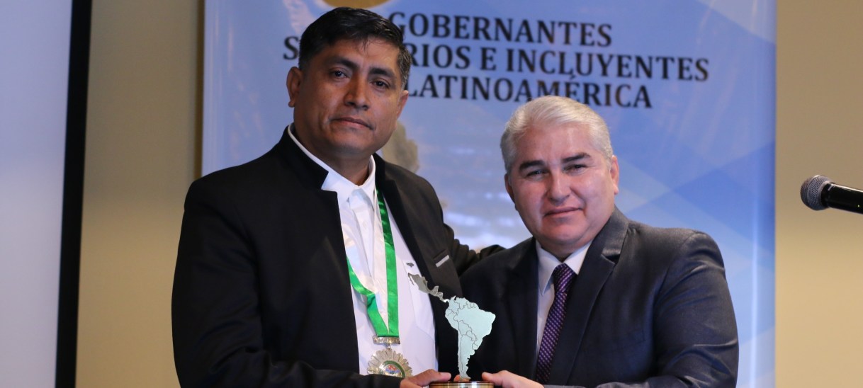 Marx Enderson Fuentes Reynoso recibe el premio «Alcalde Solidario e Incluyente de Latinoamérica 2023»
