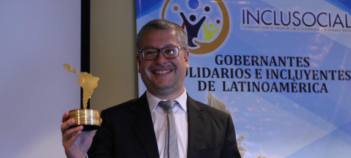 Roberto Francisco Neira Aburto recibe el premio «Alcalde Solidario e Incluyente de Latinoamérica 2023»
