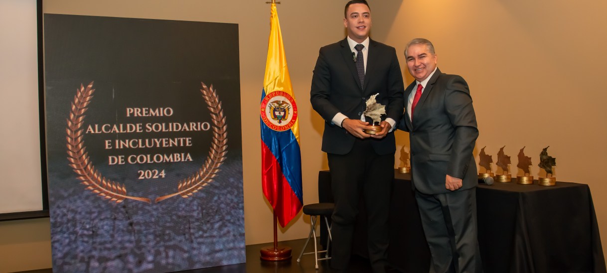 Hermes Fernando Martínez Úrsula recibe el premio «Alcalde Solidario e Incluyente de Colombia 2024»