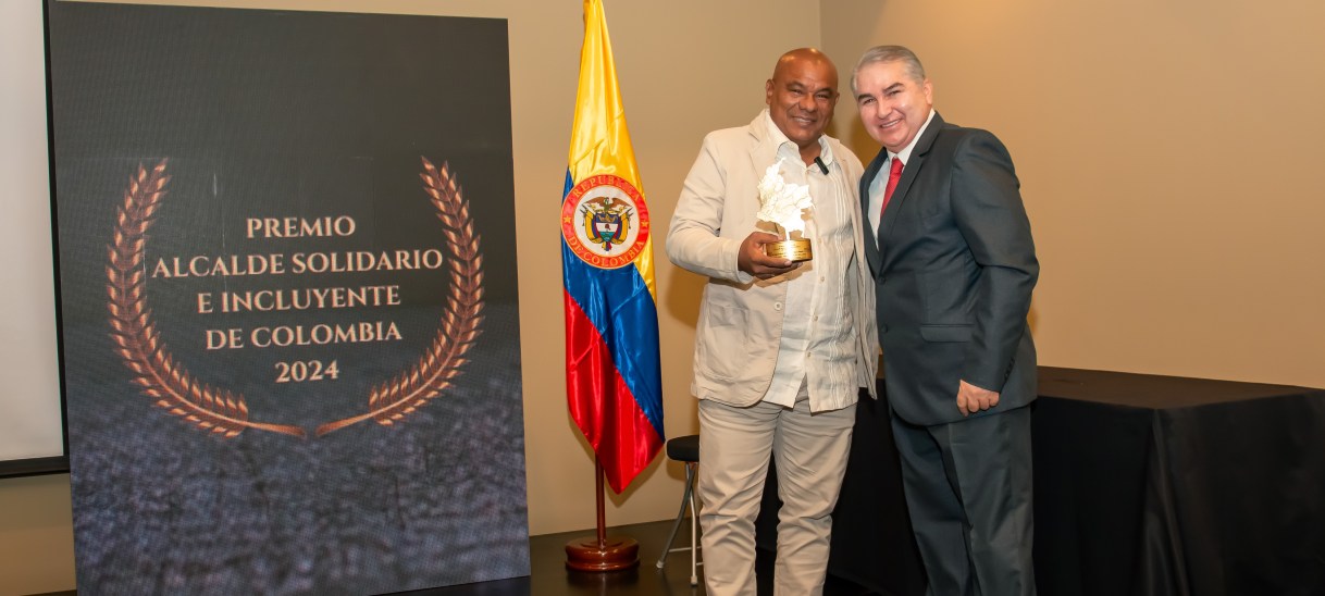Marco Fidel Trespalacio Bulloso recibe el premio «Alcalde Solidario e Incluyente de Colombia 2024»