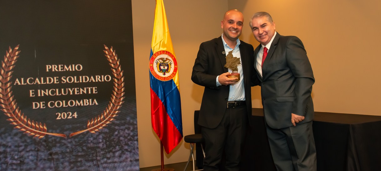 Luis Alejandro Villegas Cano recibe el premio «Alcalde Solidario e Incluyente de Colombia 2024»
