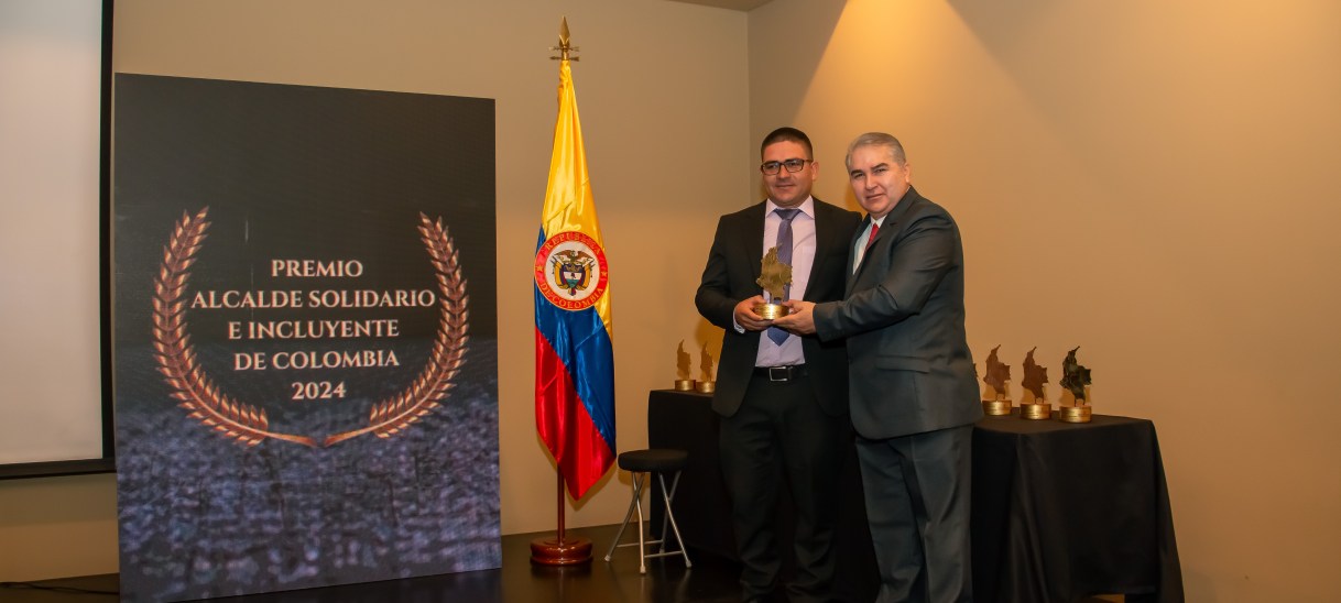 Fabio Nelson Bermúdez Correa recibe el premio «Alcalde Solidario e Incluyente de Colombia 2024»