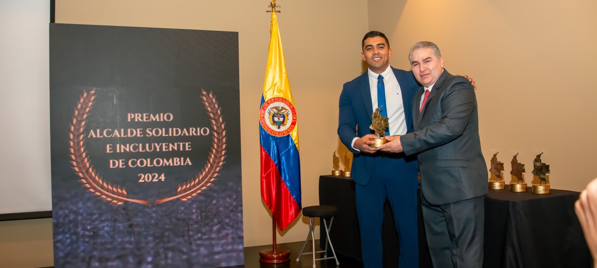 Kevin René Bernal Morales recibe el premio «Alcalde Solidario e Incluyente de Colombia 2024»