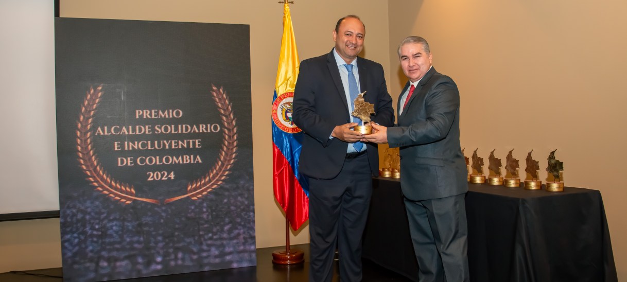 Emiro Cañizares Plata recibe el premio «Alcalde Solidario e Incluyente de Colombia 2024»