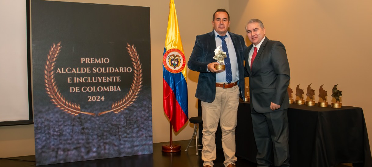 Víctor Alfonso Collazos Cifuentes recibe el premio «Alcalde Solidario e Incluyente de Colombia 2024»