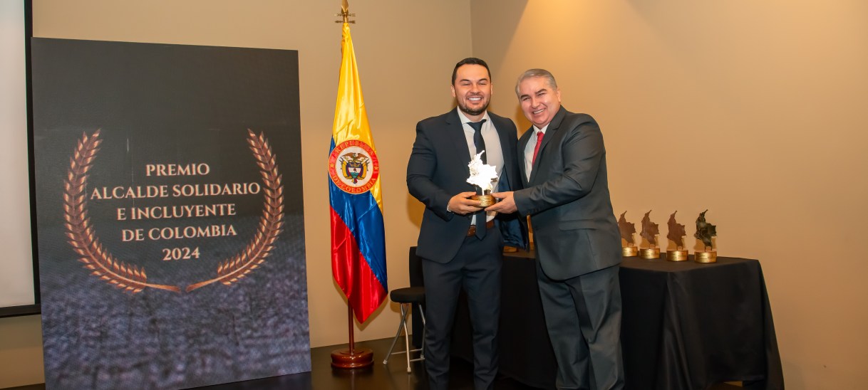 Alder Cruz Ocampo recibe el premio «Alcalde Solidario e Incluyente de Colombia 2024»