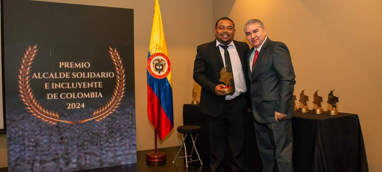 Vladimir Stalin Granados Hurtado recibe el premio «Alcalde Solidario e Incluyente de Colombia 2024»