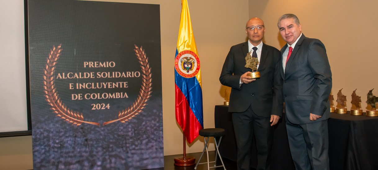 Nicolás Martín Toro Muñoz recibe el premio «Alcalde Solidario e Incluyente de Colombia 2024»