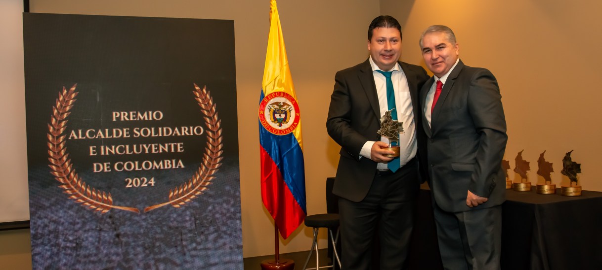Diego Mauricio Grisales Gallego recibe el premio «Alcalde Solidario e Incluyente de Colombia 2024»