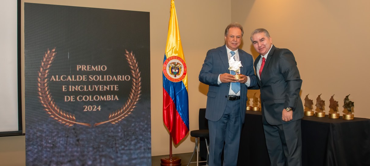 Luis Bernardo Molina Granda recibe el premio «Alcalde Solidario e Incluyente de Colombia 2024»