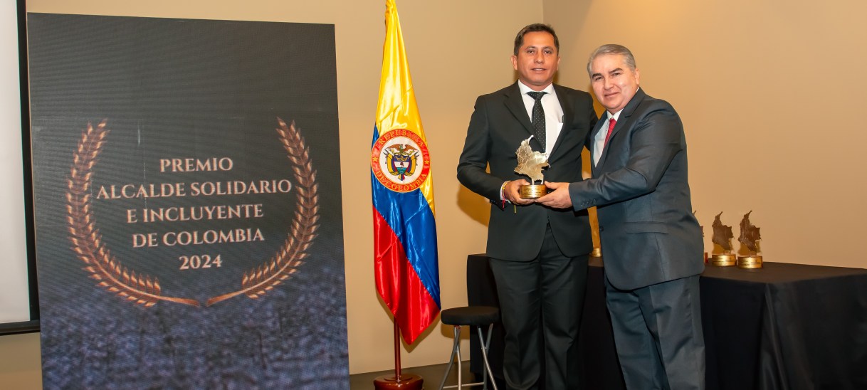 Jhonny Alejandro Muñoz Gutiérrez recibe el premio «Alcalde Solidario e Incluyente de Colombia 2024»