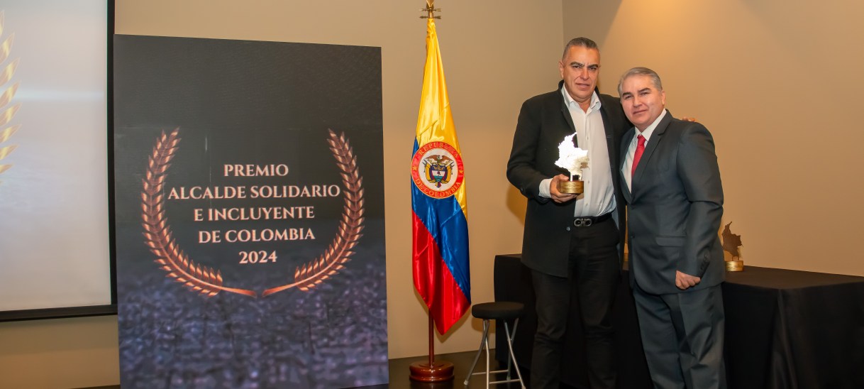 Duberney Pareja Giraldo recibe el premio «Alcalde Solidario e Incluyente de Colombia 2024»