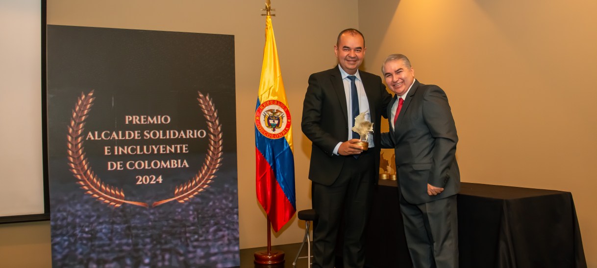 Carlos Alberto Riveros López recibe el premio «Alcalde Solidario e Incluyente de Colombia 2024»