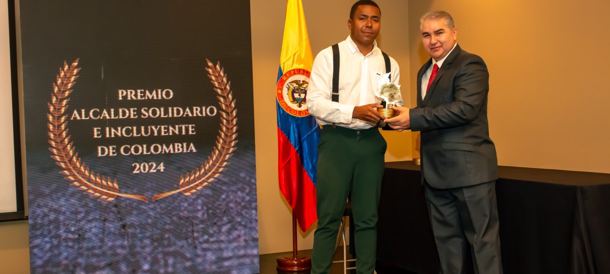 Luz Adíela Salazar Gómez recibe el premio «Alcaldesa Solidaria e Incluyente de Colombia 2024»
