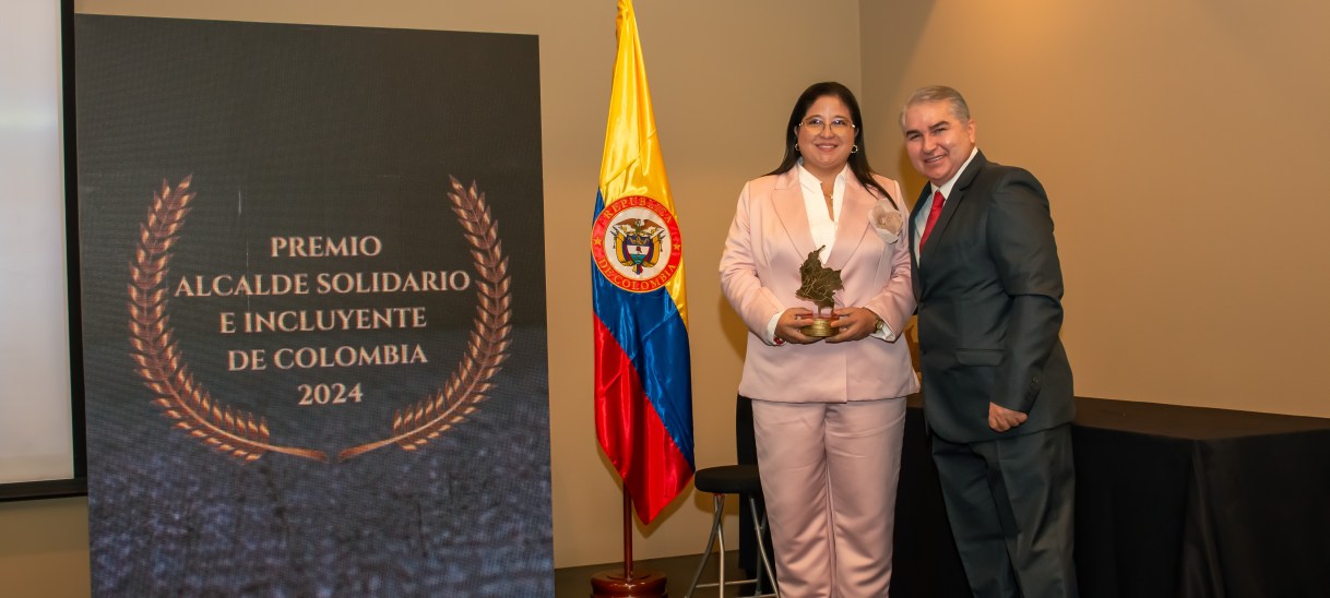 Alcira Paola Sandoval Ibáñez recibe el premio «Alcaldesa Solidaria e Incluyente de Colombia 2024»