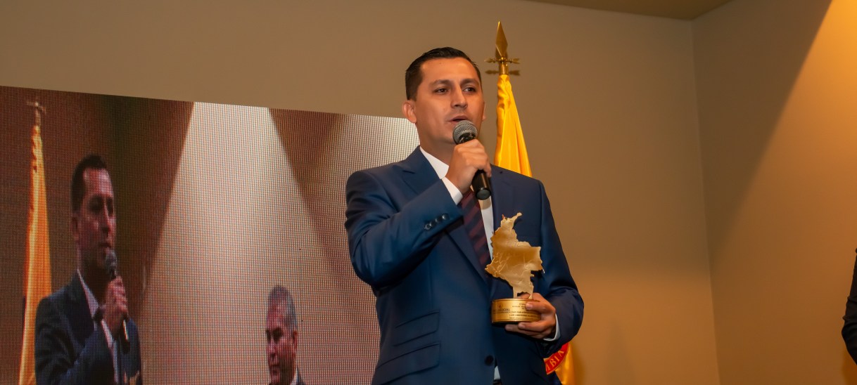Luis Ambrosio Alarcón López recibe el premio «Alcalde Solidario e Incluyente de Colombia 2024»