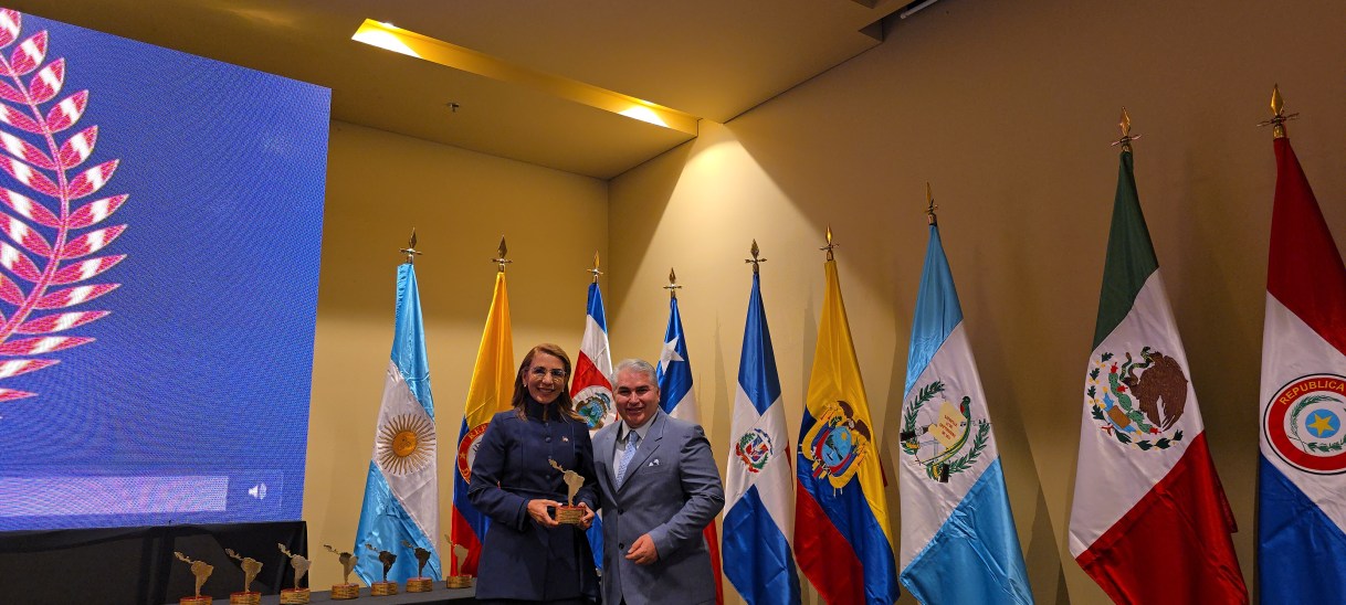 Claritza Rochtte Peralta de Senior recibe el premio «Gobernadora Solidaria e Incluyente de Latinoamérica 2024»