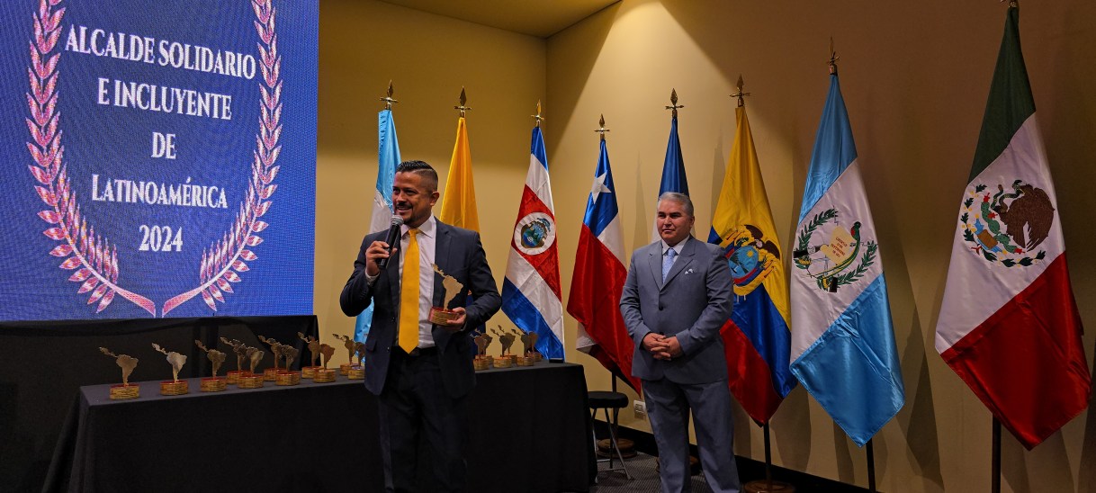 Carlos Eduardo Hidalgo Flores recibe el premio «Alcalde Solidario e Incluyente de Latinoamérica 2024»
