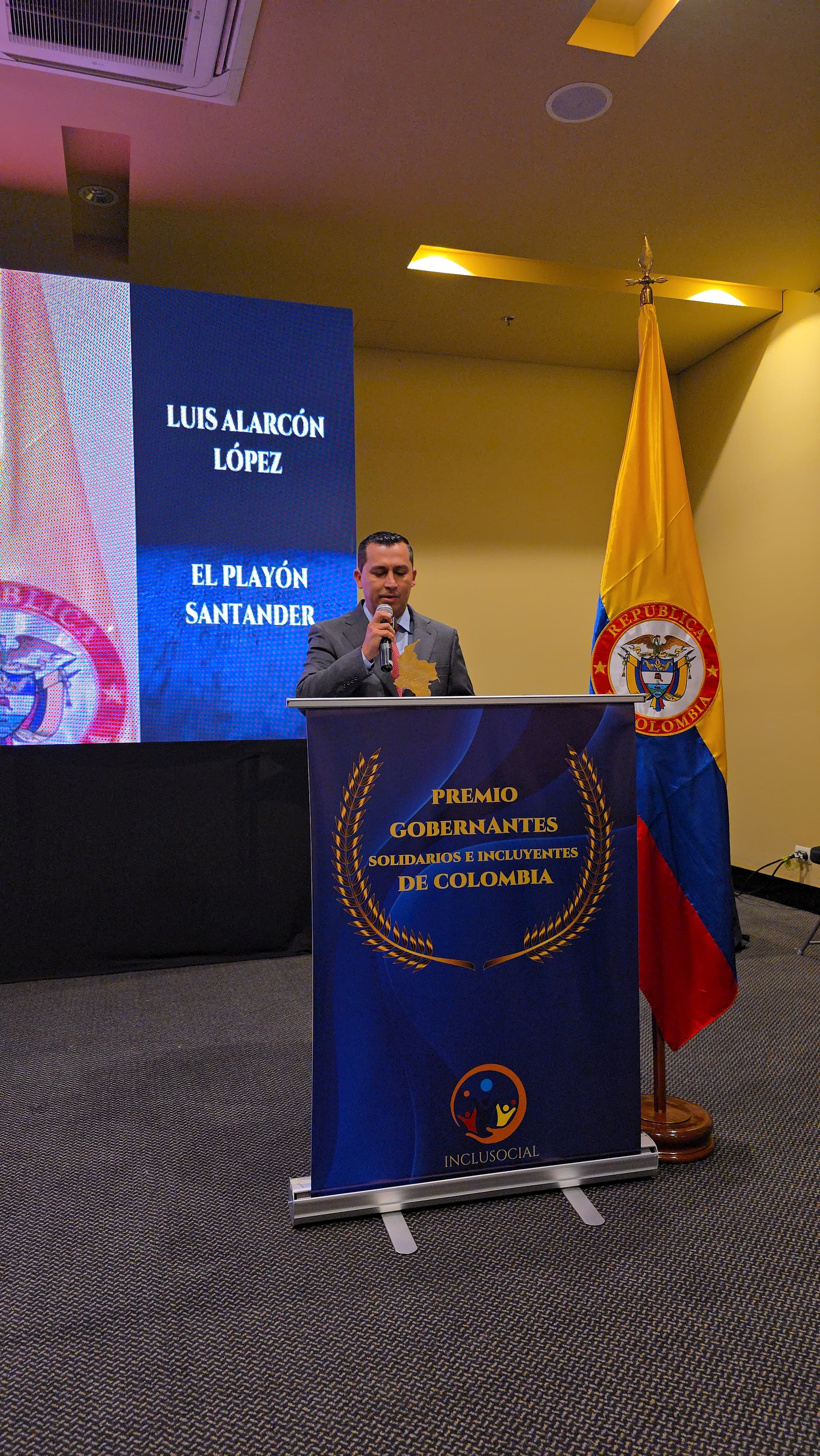 Luis Ambrosio Alarcón López recibe el premio Alcalde Solidario e Incluyente de Colombia 2025