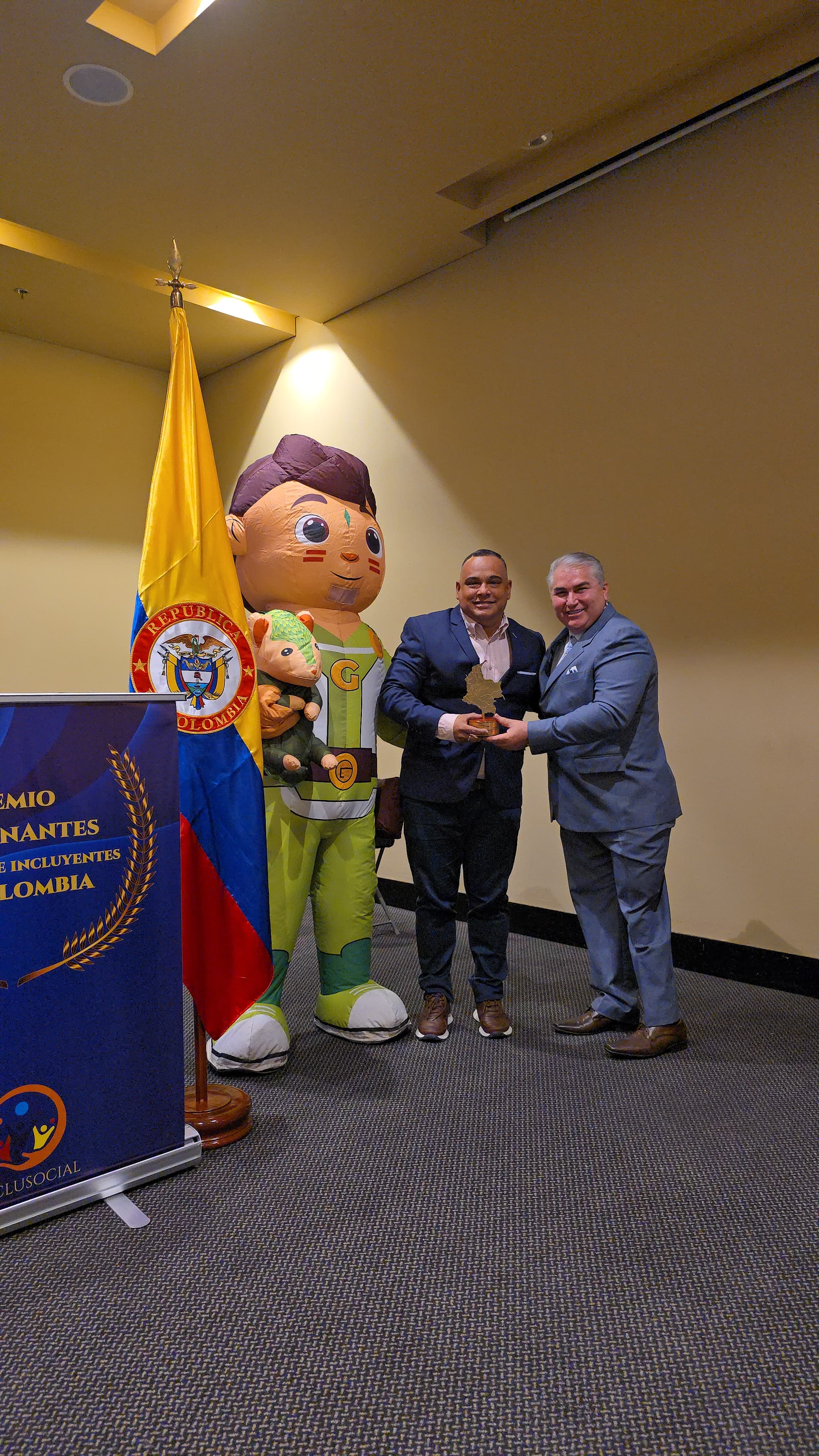 Fabián Alberto Bonett Berdugo recibe el premio Alcalde Solidario e Incluyente de Colombia 2025