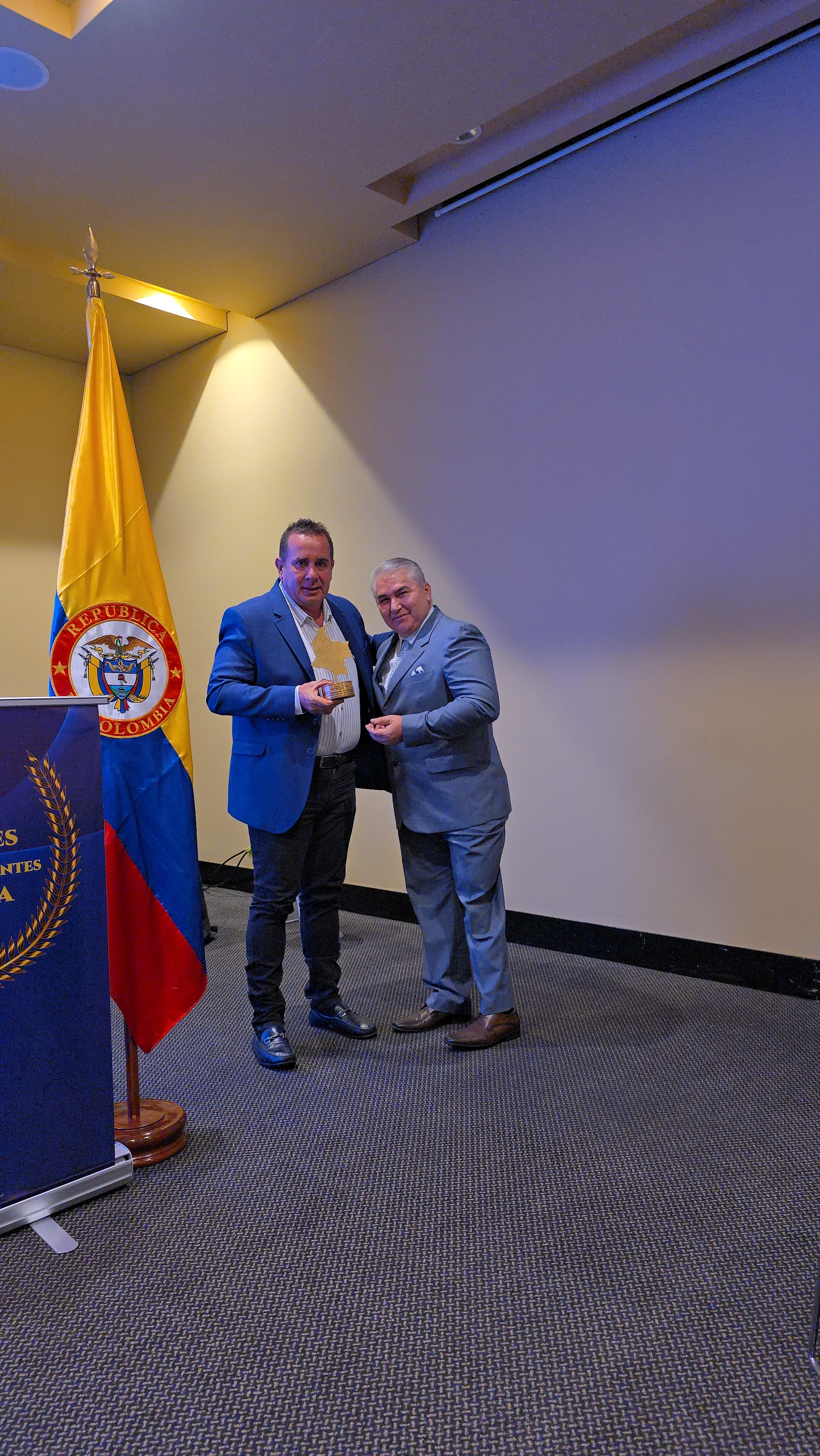 Víctor Alfonso Collazos Cifuentes recibe el premio Alcalde Solidario e Incluyente de Colombia 2025
