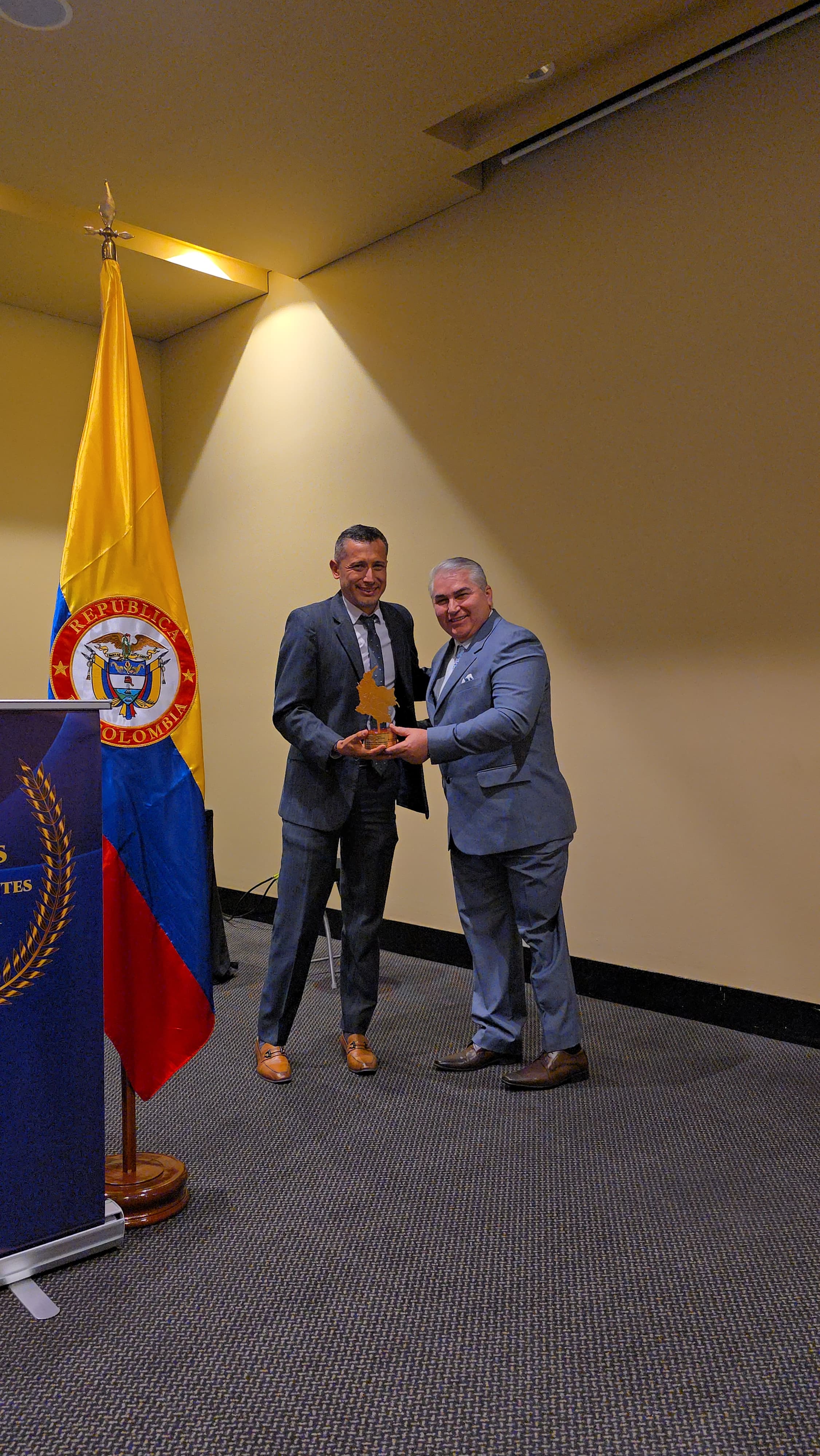 Juan Carlos González Pineda recibe el premio Alcalde Solidario e Incluyente de Colombia 2025