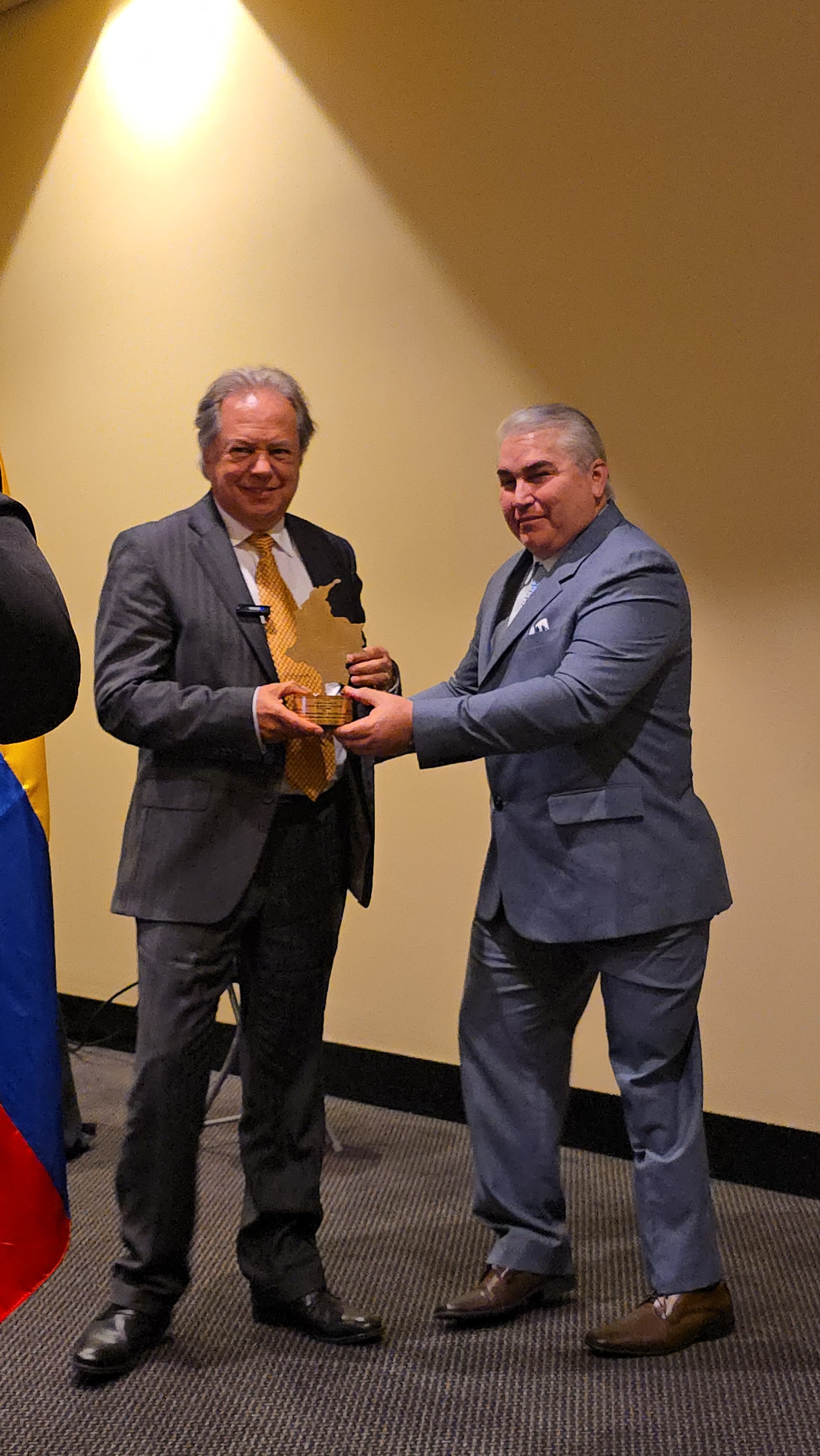 Luis Bernardo Molina Granda recibe el premio Alcalde Solidario e Incluyente de Colombia 2025