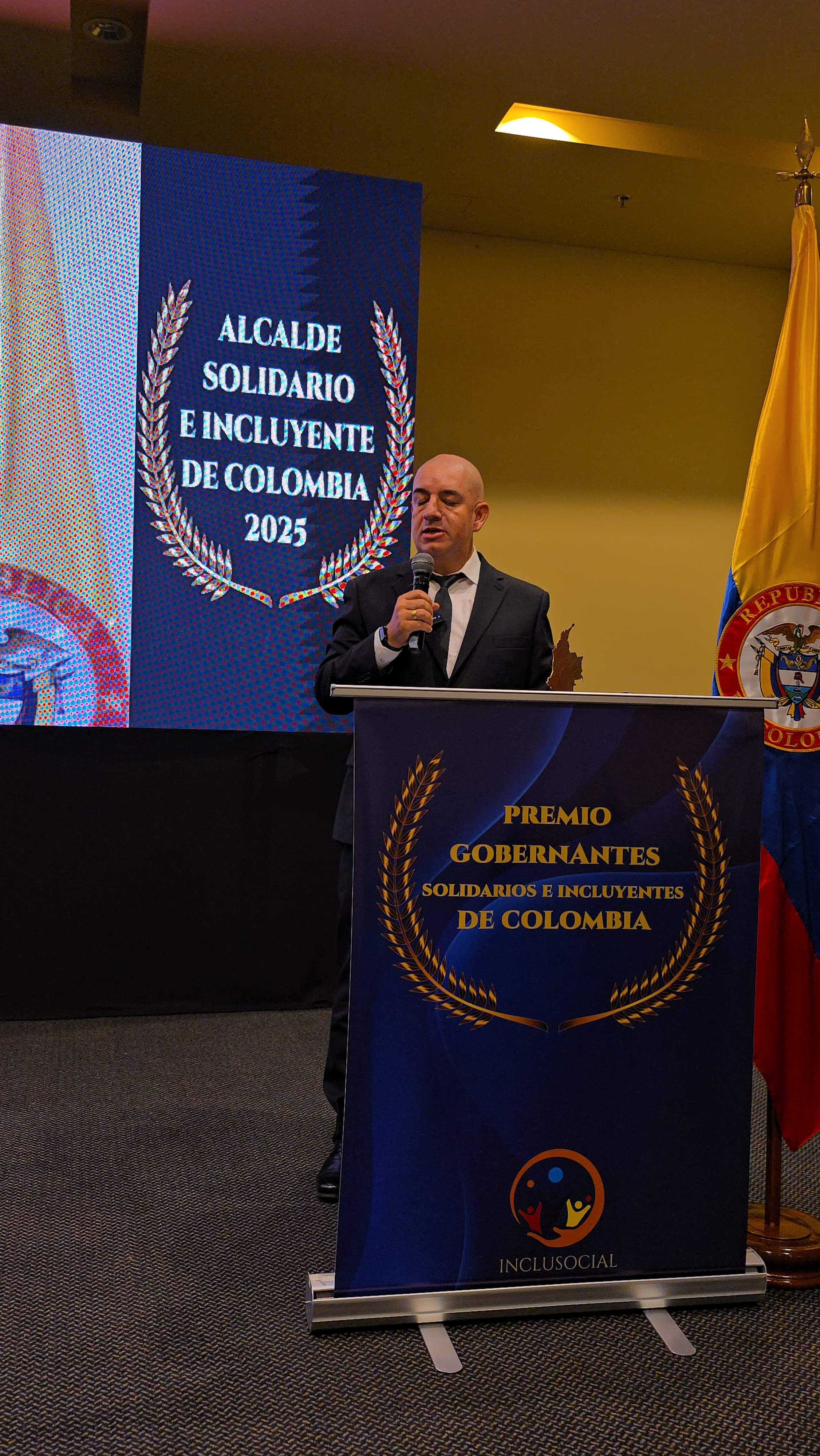 Diego Alonso Vanegas Arango recibe el premio Alcalde Solidario e Incluyente de Colombia 2025