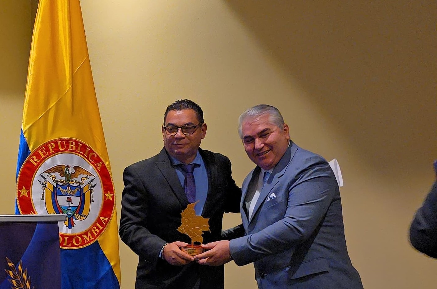 José Elías Chams Chams recibe el premio Alcalde Solidario e Incluyente de Colombia 2025