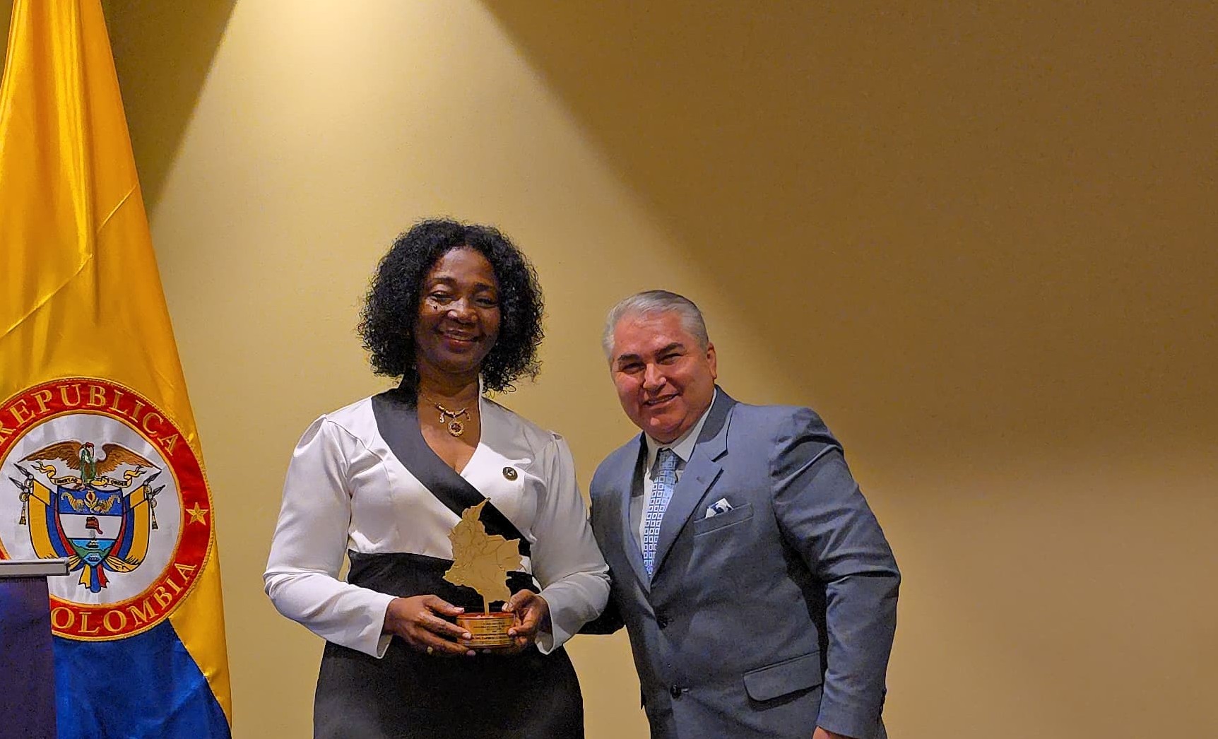 Ligia del Carmen Córdoba Martínez recibe el premio Alcaldesa Solidaria e Incluyente de Colombia 2025