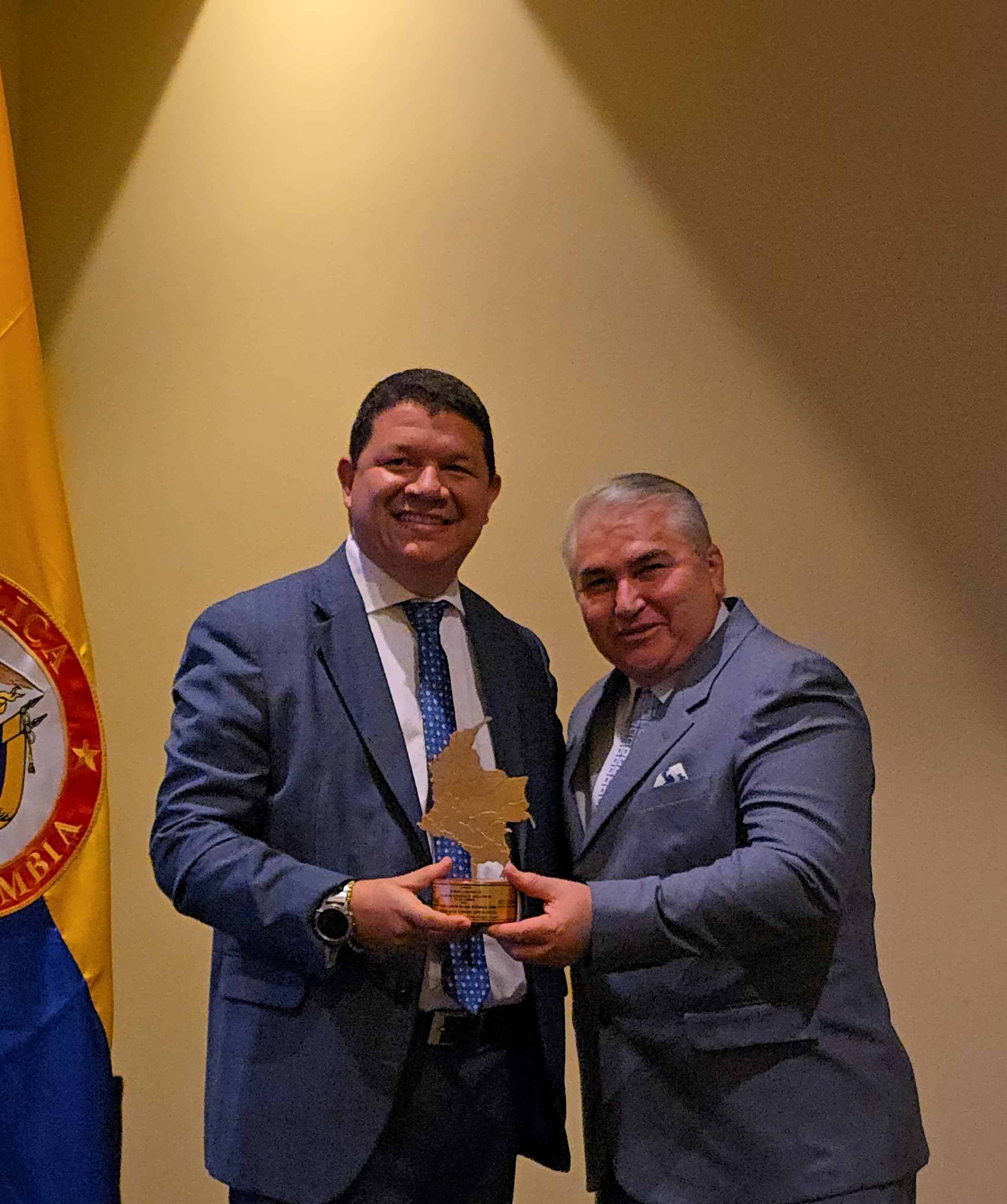 Germán Alexander Vélez Orozco recibe el premio «Alcalde Solidario e Incluyente de Colombia 2025»