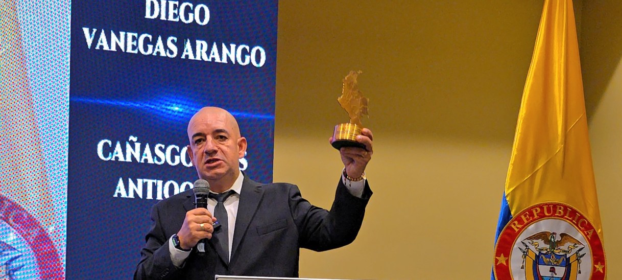 Diego Alonso Vanegas Arango recibe el premio Alcalde Solidario e Incluyente de Colombia 2025