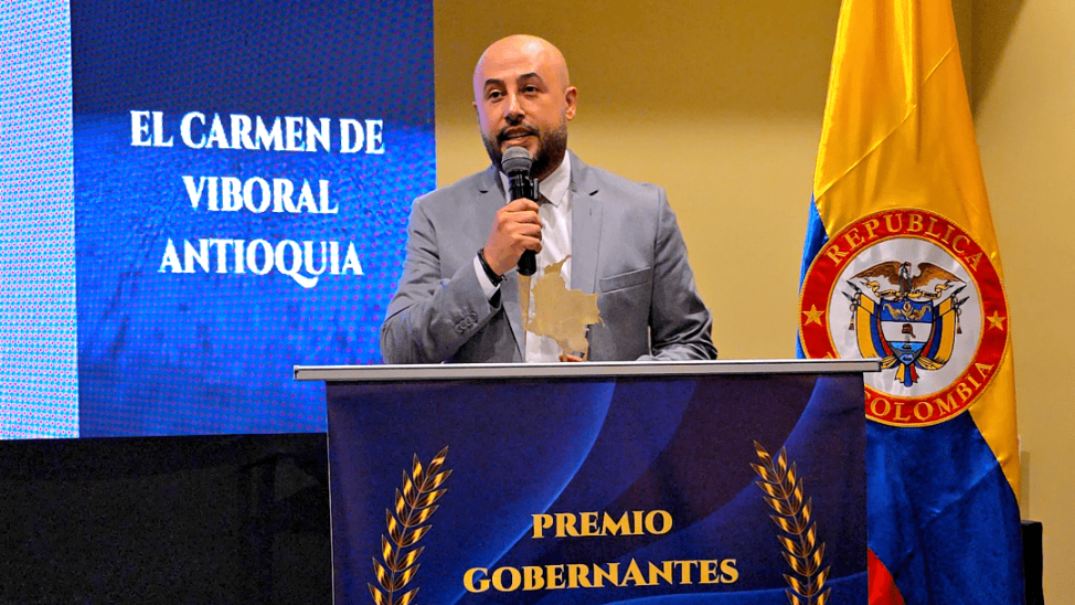 Hugo Jiménez Cuervo recibe el premio Alcalde Solidario e Incluyente de Colombia 2025