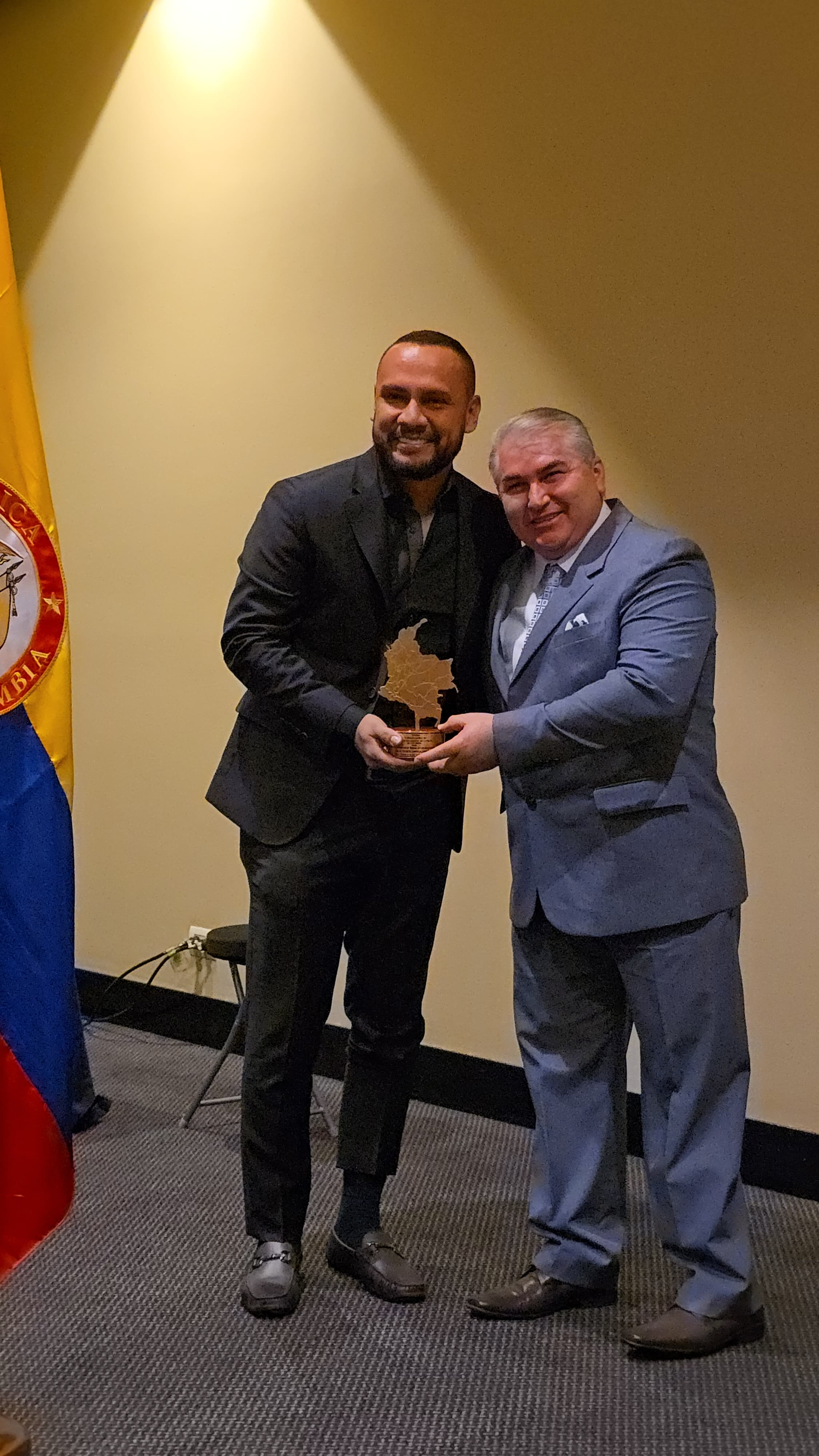 Jhon Feiber Urrea Cifuentes recibe el premio Alcalde Solidario e Incluyente de Colombia 2025