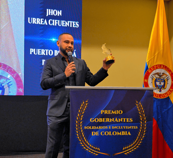 Jhon Feiber Urrea Cifuentes recibe el premio Alcalde Solidario e Incluyente de Colombia 2025