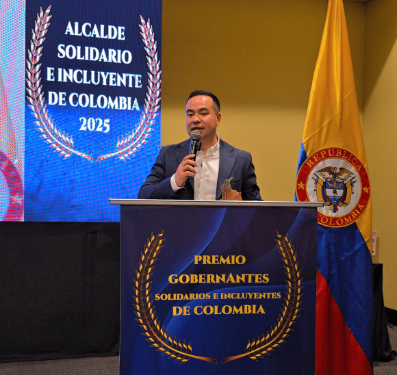 Johnnatan Andrés Pineda Agudelo recibe el premio Alcalde Solidario e Incluyente de Colombia 2025