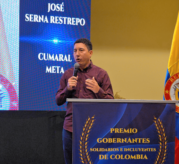 José Albeiro Serna Restrepo recibe el premio Alcalde Solidario e Incluyente de Colombia 2025