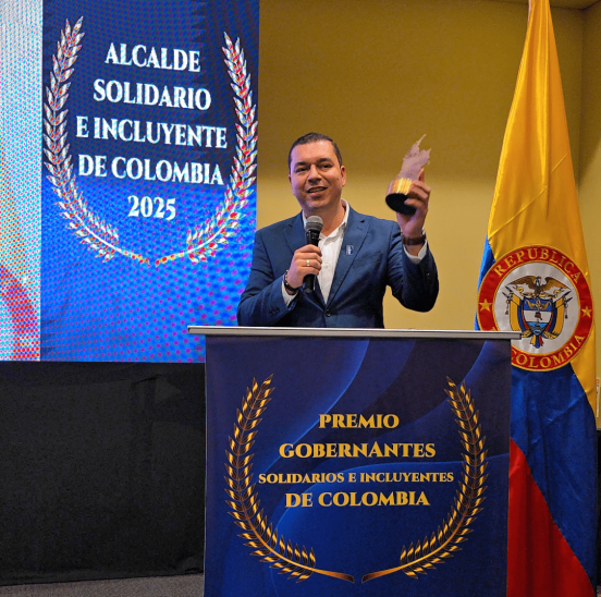 Julio Cesar Serna Gómez recibe el premio «Alcalde Solidario e Incluyente de Colombia 2025»
