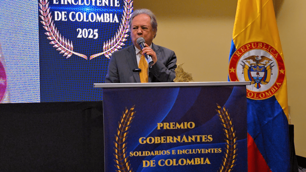 Luis Bernardo Molina Granda recibe el premio Alcalde Solidario e Incluyente de Colombia 2025