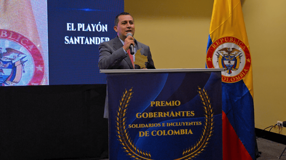 Luis Ambrosio Alarcón López recibe el premio Alcalde Solidario e Incluyente de Colombia 2025